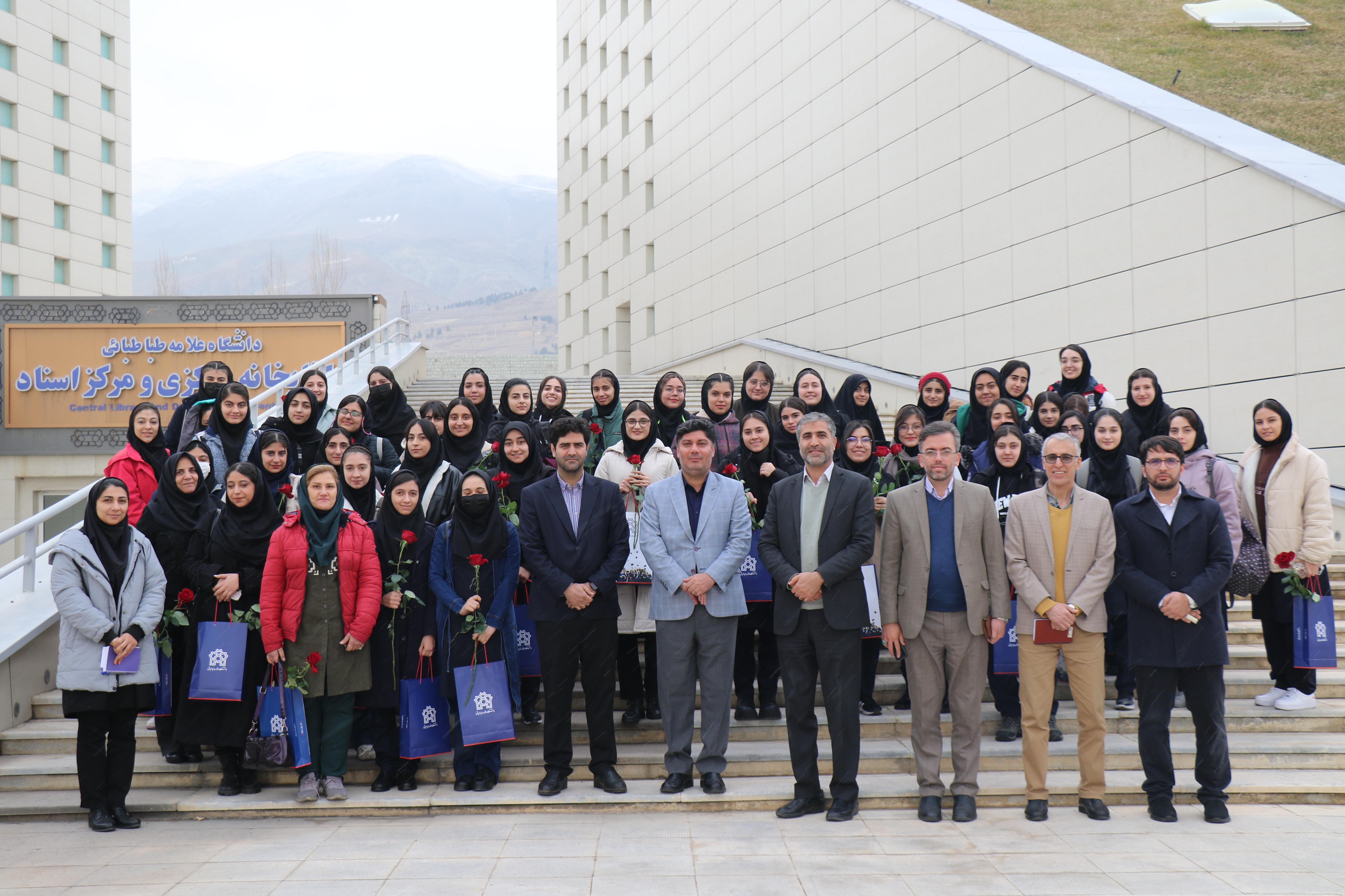 بازدید دانش‌آموزان نخبه دبیرستان دخترانه فرهنگ رضوان از پردیس مرکزی